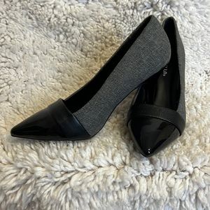 Like new! Black & grey pumps!